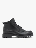Schwarz genarbte Lederstiefel