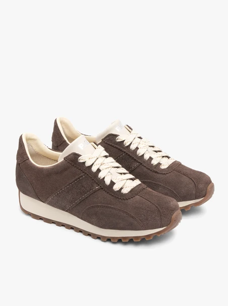 Braune und cremefarbene Sporthalbschuhe