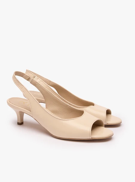 Cremefarbene absatzlose Pumps