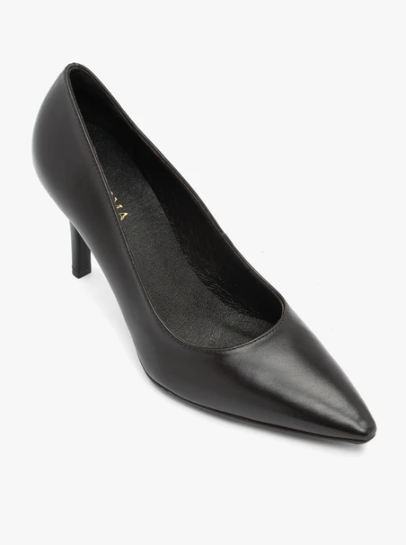 Dunkelbraune Pumps aus genarbtem Leder