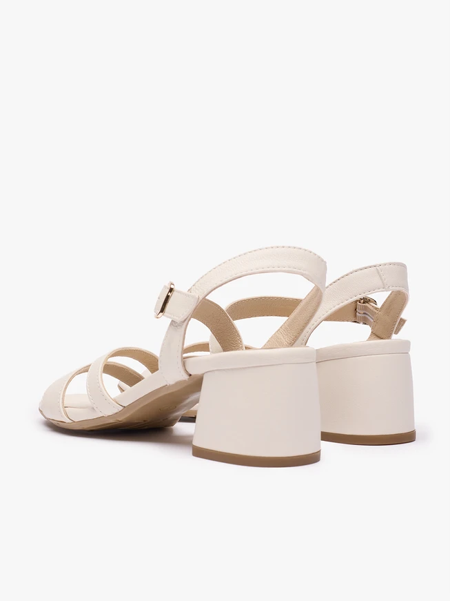 Cremefarbene Riemchensandalen
