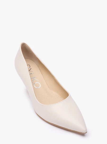 Cremefarbene Hochzeitspumps mit Kitten-Heels