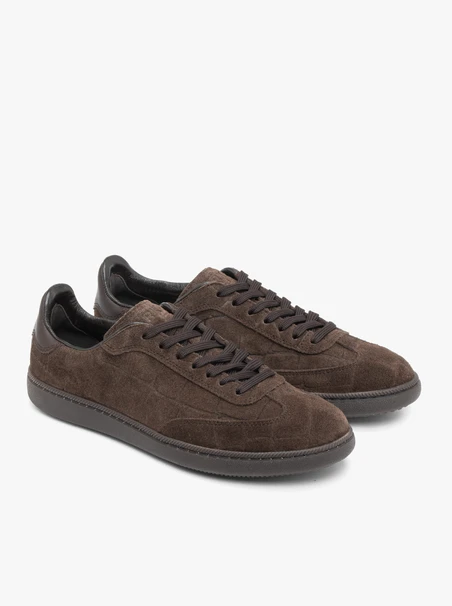 Braune Sporthalbschuhe