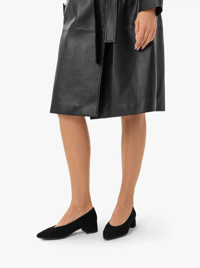 Schwarze Velourspumps mit niedrigem Stilettoabsatz