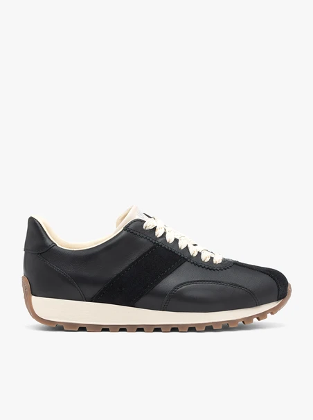 Schwarze Sporthalbschuhe
