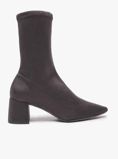 Graue, elastische Stiefeletten, die über dem Knöchel enden