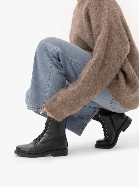 Schwarz genarbte Lederstiefel
