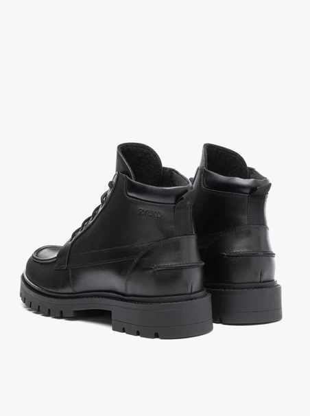 Schwarz genarbte Lederstiefel