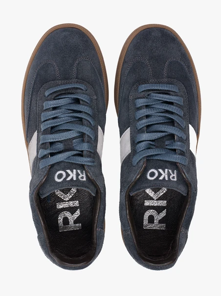 Marineblaue Sportschuhe mit einem hellblauen Streifen