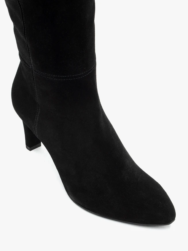 Schwarze Stiefel mit breitem Schaft