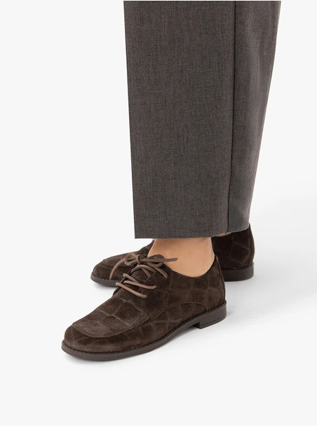 Dunkelbraune Halbschuhe aus gemustertem Krokodilleder