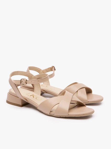 Beigefarbene Sandalen aus genarbtem Leder