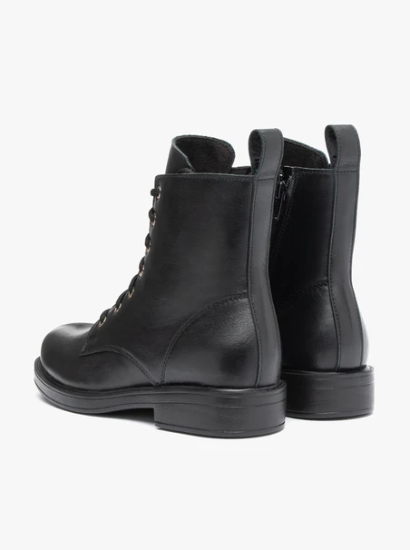 Schwarz genarbte Lederstiefel