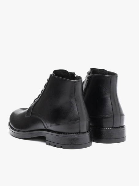 Schwarz genarbte Lederstiefel
