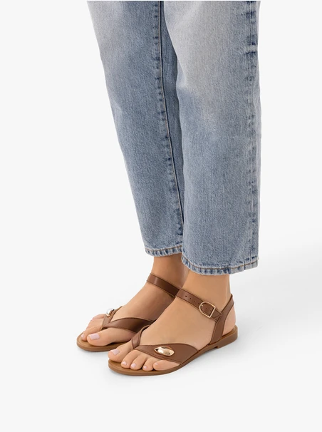 Braune Flip Flops mit Verzierung