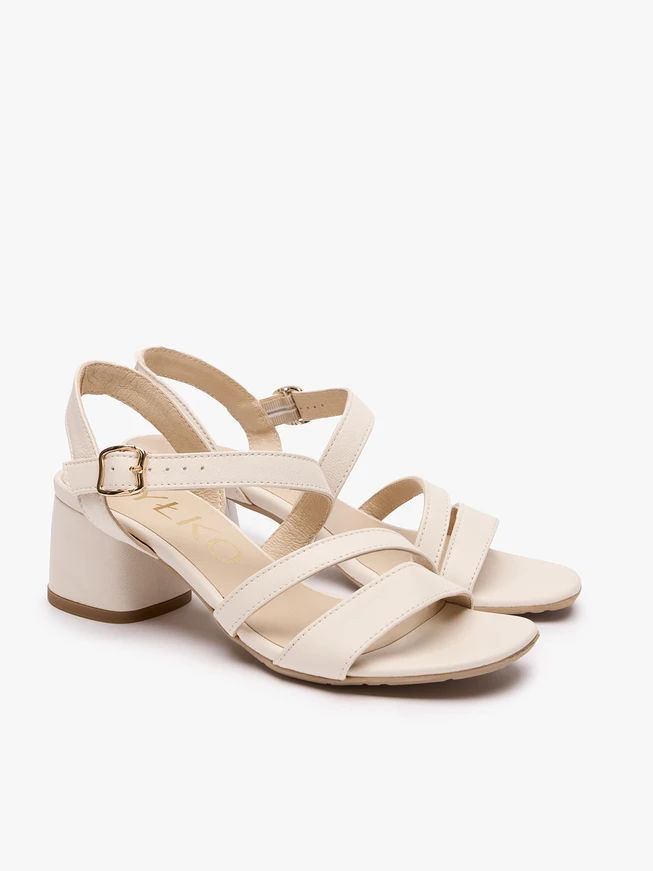 Cremefarbene Riemchensandalen
