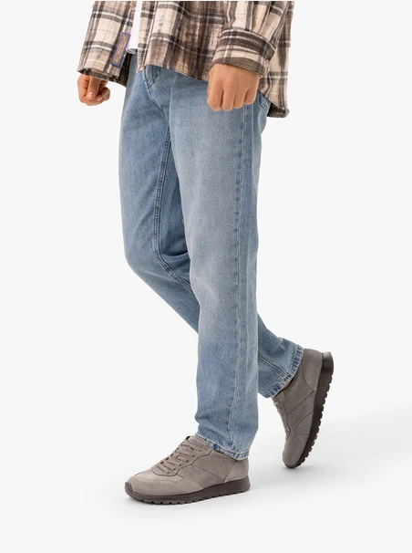 Graue Sporthalbschuhe