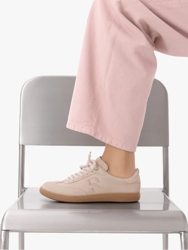 Beigefarbene Sportschuhe zum Schnüren