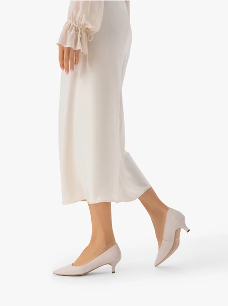 Cremefarbene Hochzeitspumps mit Kitten-Heels