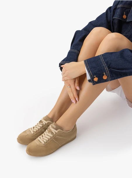 Dunkelbeige Sporthalbschuhe