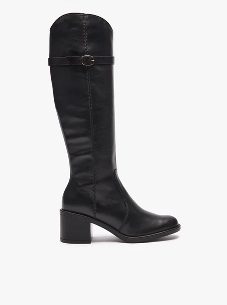 Schwarz genarbte Lederstiefel