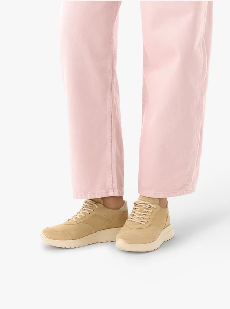 Beigefarbene Turnschuhe mit dickerem Boden