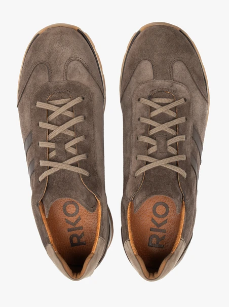 Braune und graue Schnürsneakers