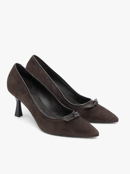 Dunkelbraune Pumps mit Schleife