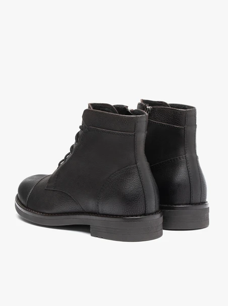 Dunkelbraune isolierte Stiefel