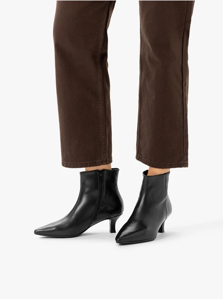 Schwarze Lederstiefel mit Stilettoabsatz