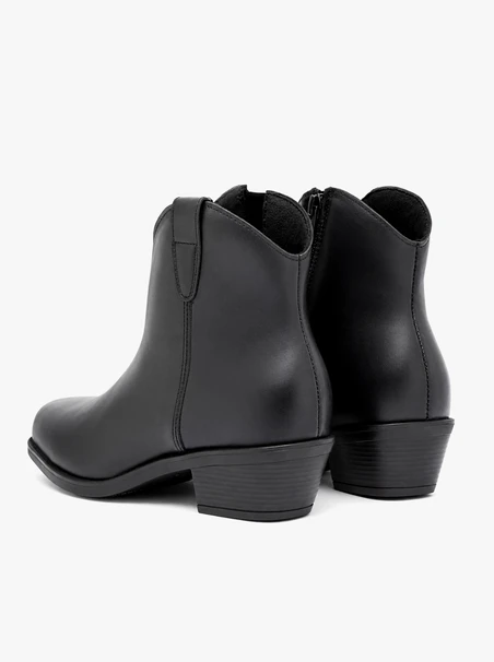 Schwarze hochhackige Stiefel