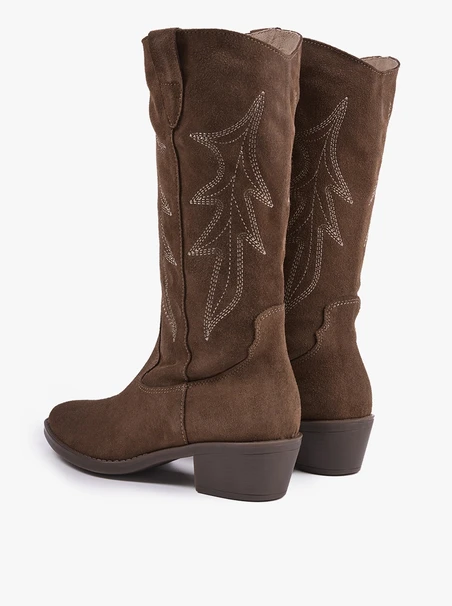 Braune genähte Cowboystiefel