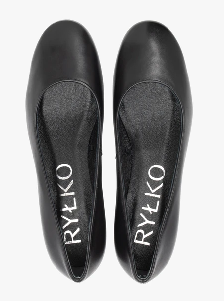 Schwarze Pumps mit ausgestelltem Absatz