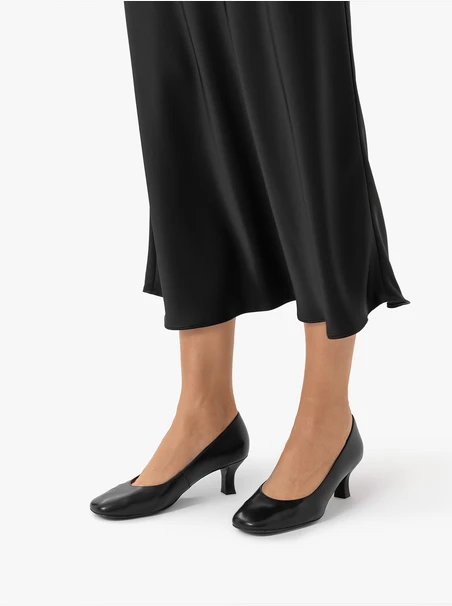 Dunkelbraune Pumps aus genarbtem Leder