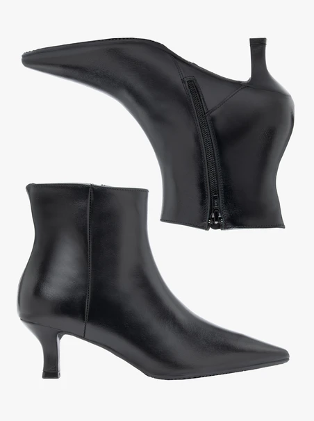 Schwarze Lederstiefel mit Stilettoabsatz