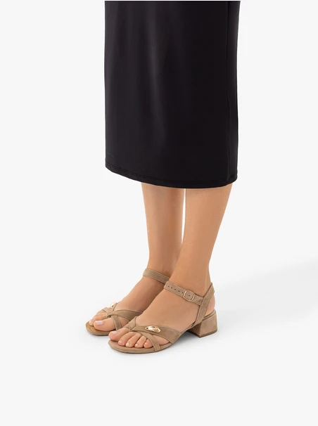Hellbraune Flip Flops mit niedrigem Absatz und Verzierung