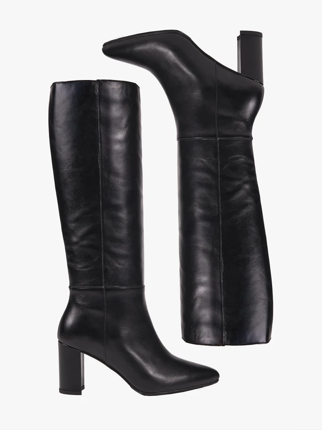 Schwarz genarbte Lederstiefel