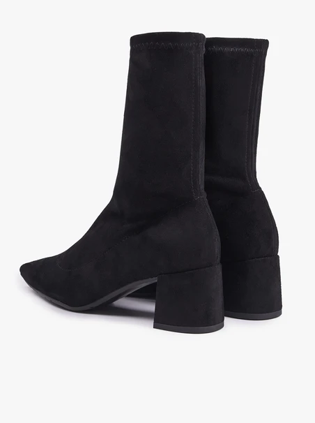 Schwarze, elastische Stiefeletten, die über dem Knöchel enden