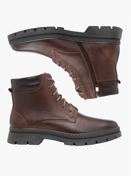 Braune Stiefel aus Leder und Velours