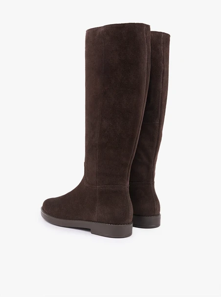 Braune Stiefel mit schmalem Schaft
