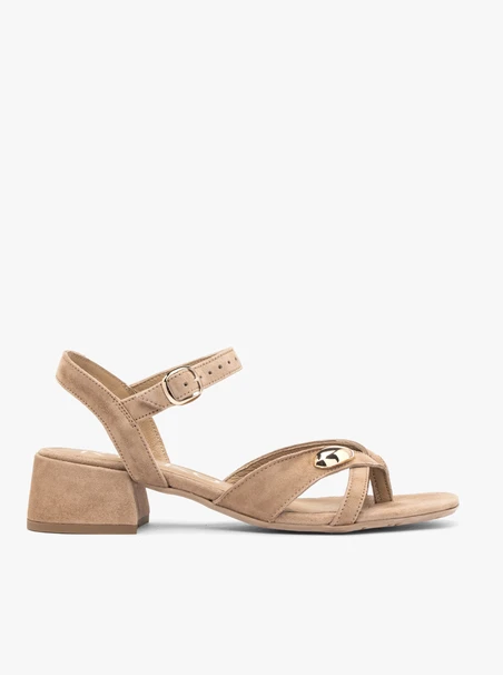Hellbraune Flip Flops mit niedrigem Absatz und Verzierung
