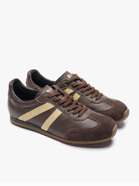 Braune halbe Sportschuhe mit leuchtend gelbem Streifen