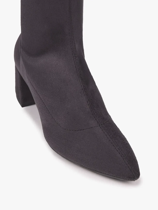Graue, elastische Stiefeletten, die über dem Knöchel enden