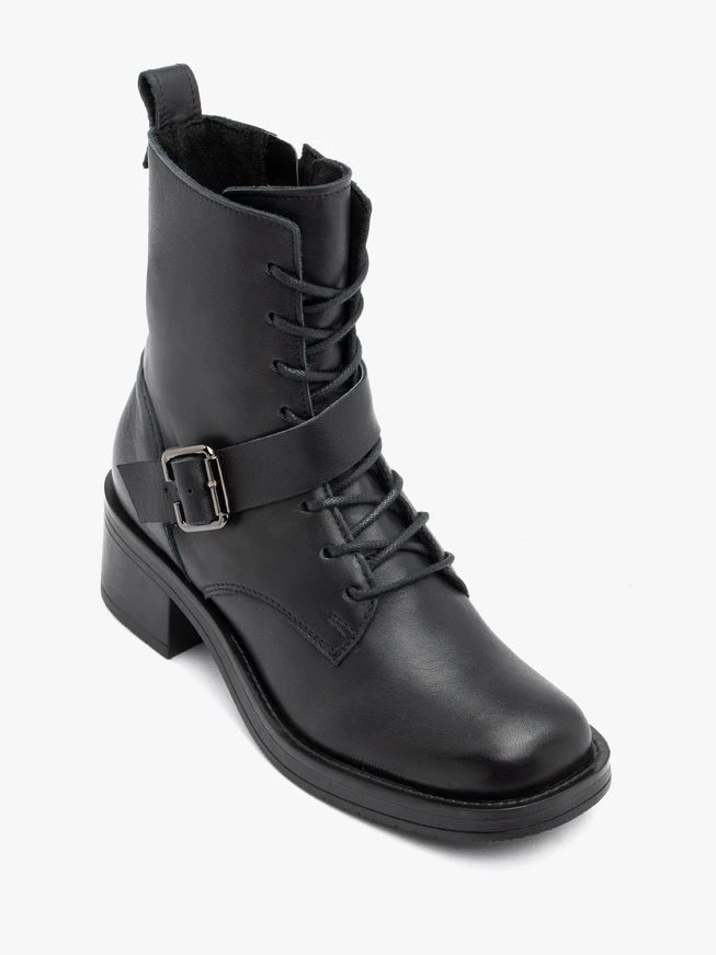 Schwarze Schnallenstiefel