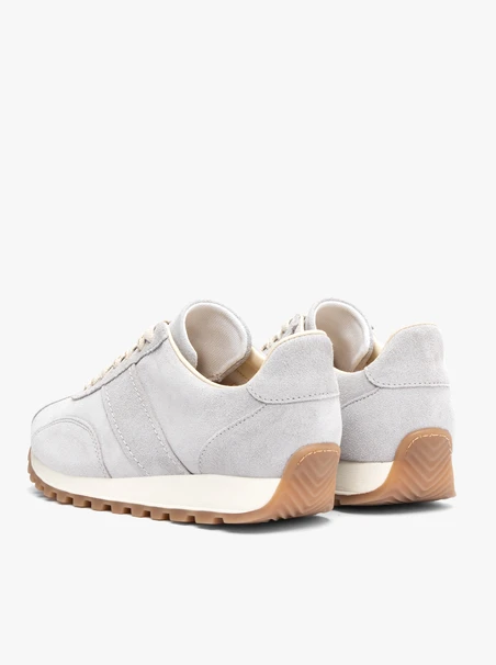 Sportschuhe aus grauem Veloursleder