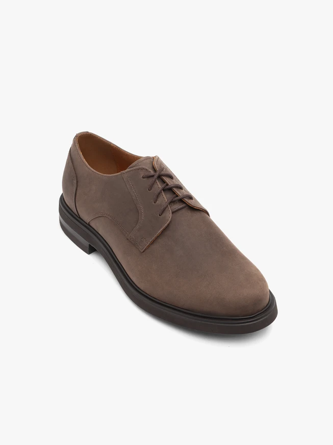 Braune Halbschuhe aus Nubuk zum Schnüren