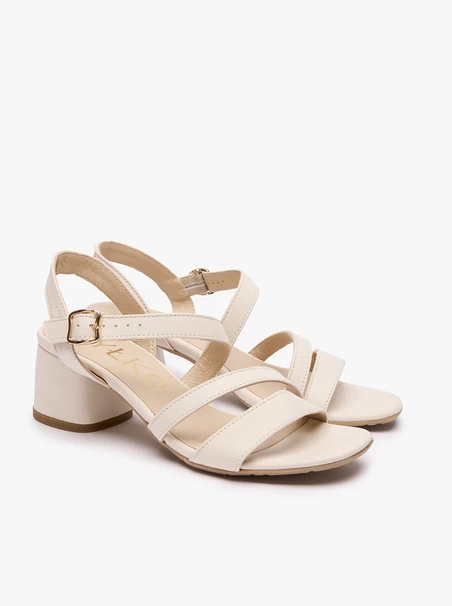 Cremefarbene Riemchensandalen