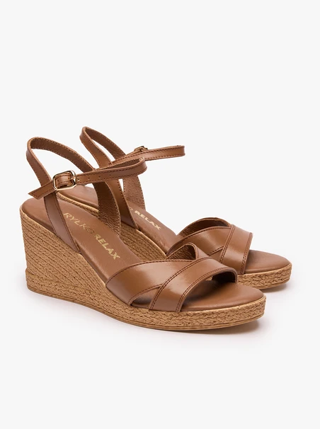 Braune Plateausandalen