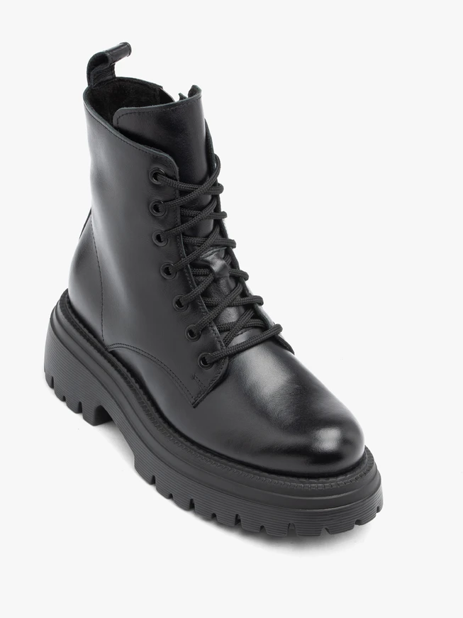Schwarze Wanderschuhe mit dicker Sohle