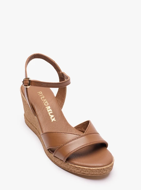 Braune Plateausandalen